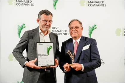 Ein Bild, das Kleidung, Person, Menschliches Gesicht, Text enthält.
KI-generierte Inhalte können fehlerhaft sein.