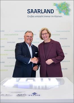 Ein Bild, das Kleidung, Text, Menschliches Gesicht, Person enthält.

KI-generierte Inhalte können fehlerhaft sein.