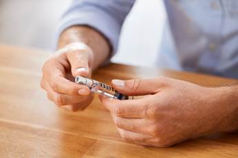 Ein Bild, das Person, Nagel, Finger, Im Haus enthält.

KI-generierte Inhalte können fehlerhaft sein.