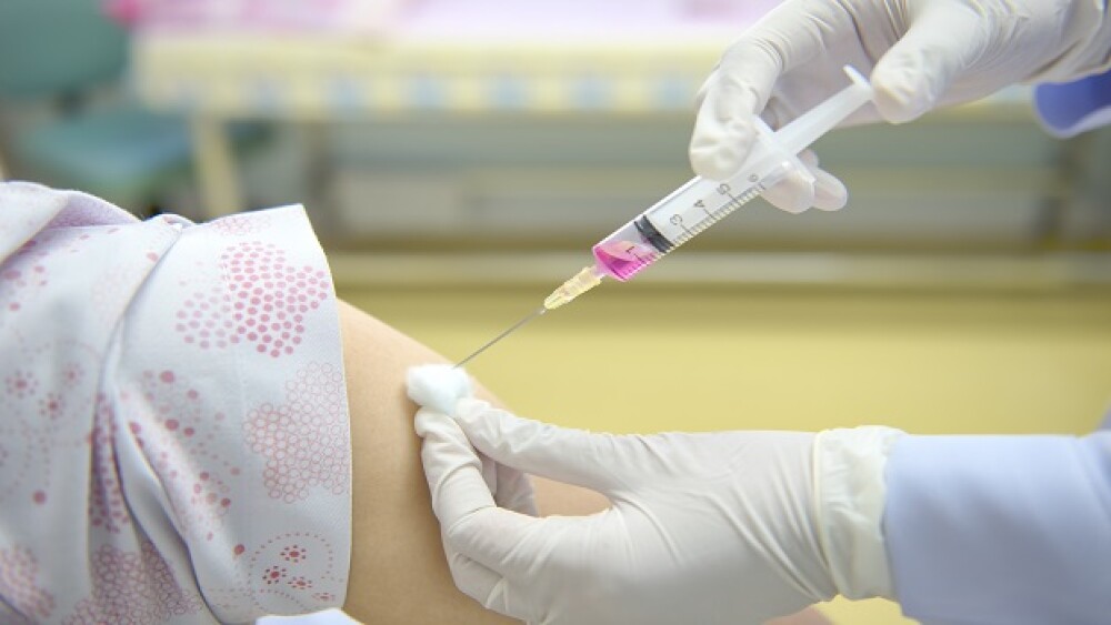 Soft focus nurses are vaccinations to patients using the syringe.Doctor vaccinating women in hospital.Are treated by the use of sterile injectable upper arm. injection