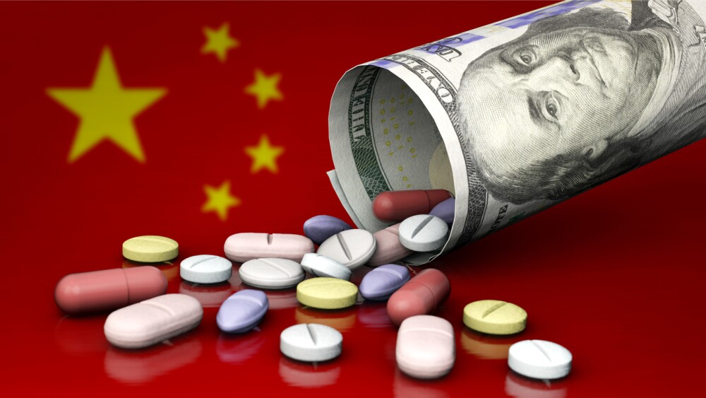 Symbolic image: Tablets, US Dollar and China - Dependence on the Chinese pharmaceutical industry