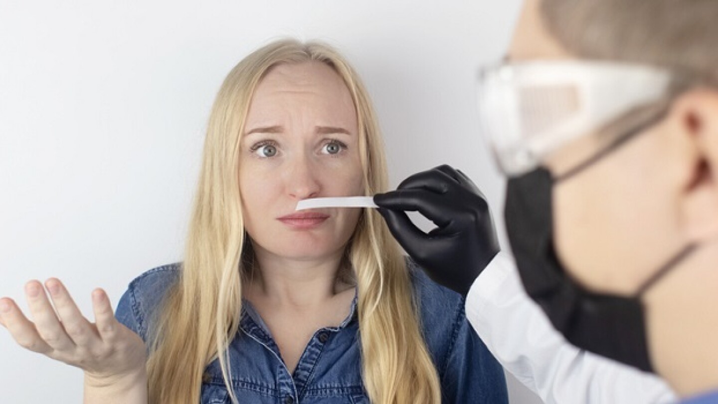 The doctor conducts a sense of smell test. Diagnostics of covid-19. Symptoms of the coronavirus. Quarantine and isolation. Test for sars-cov-2. The girl complains to the doctor about the loss of smell.