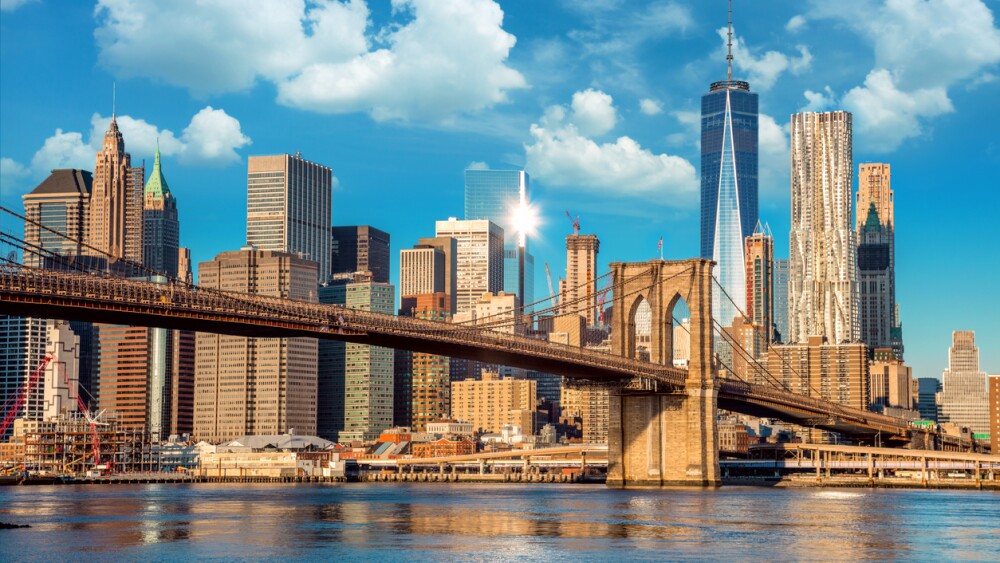 Photo of skyline of downtown New York, Brooklyn Bridge and Manhattan