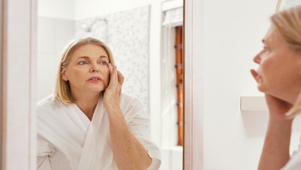 Shot of a mature woman looking at herself in the bathroom mirrorhttp://195.154.178.81/DATA/i_collage/pu/shoots/806162.jpg