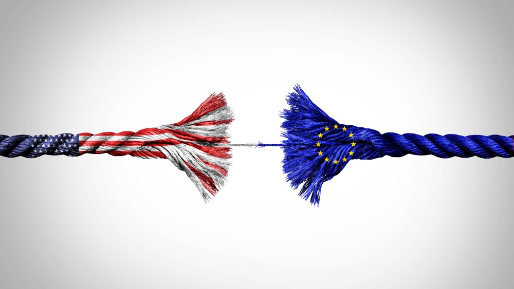 EU and US crisis concept as a Broken Rope stretched with force and stressed to a decoupling metaphor for pressure on the economic and political relationship between Brussels and Washington.