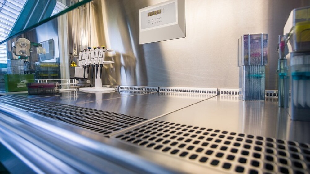 Laboratory work at a blank steril bank. Cell splitting work.